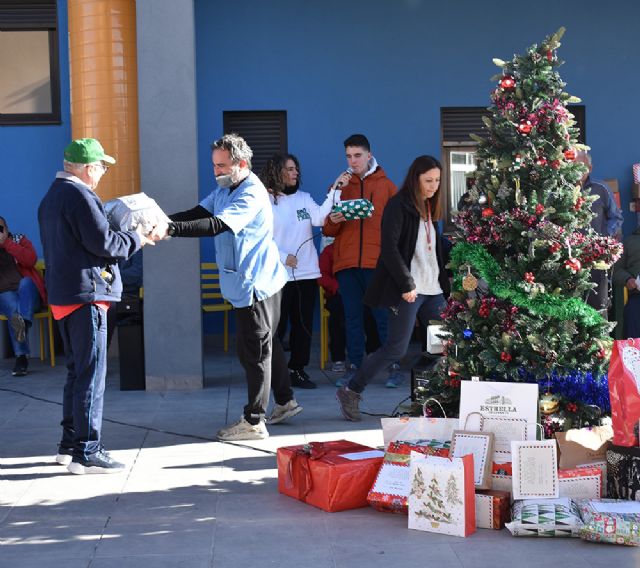 Jesús Abandonado entrega los regalos de la campaña 'Reyes Majos' a usuarios de su centro de acogida, salud mental y viviendas - 2, Foto 2