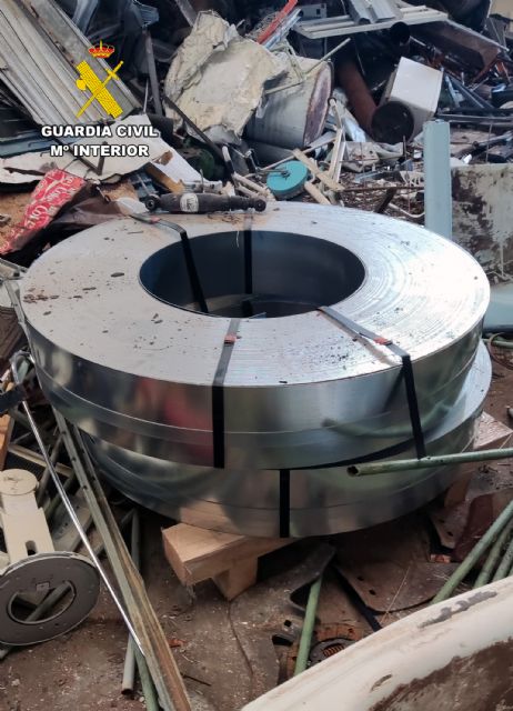La Guardia Civil detiene en Jumilla a un empleado por sustraer dos bobinas de hierro galvanizado a su empresa, Foto 2