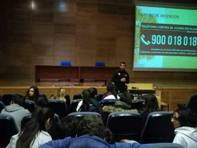 La Policia Local ofrecio una charla sobre ciberacoso y acoso escolar en el colegio San Vicente de Paul - 1, Foto 1