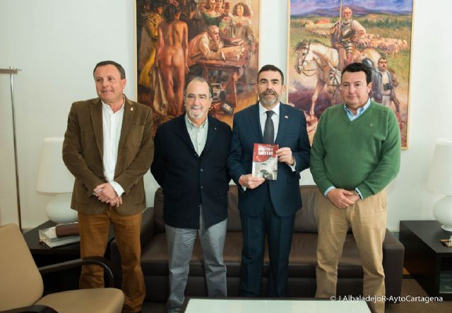 El Rotary Club de Cartagena presenta al alcalde el libro Canton y libertad, del que es autor el cronista Francisco Jose Franco - 1, Foto 1