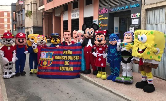 The Muñecos Solidarios program, which the Peña Barcelonista de Totana develops in favor of D'Genes and AELIP, expands with three new characters
