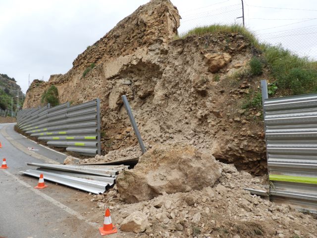 Mientras se vende en FITUR el pasado glorioso de Lorca, la lluvia y la dejadez pública tiran al suelo un tramo de la muralla medieval de la ciudad en las proximidades de La Merced - 2, Foto 2