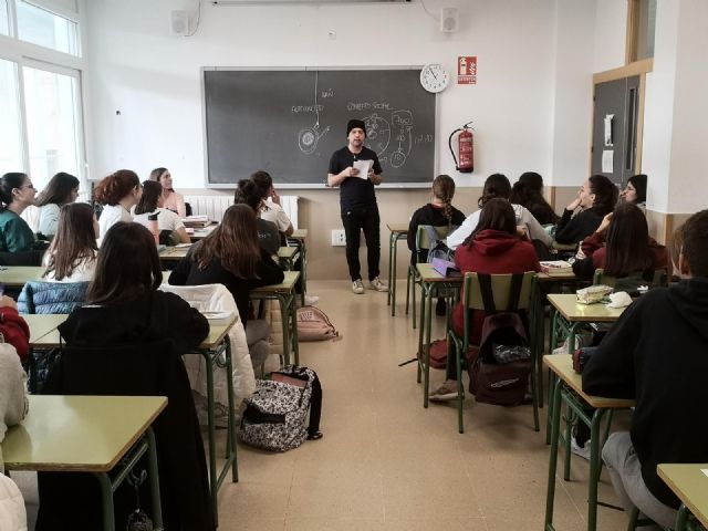 Alumnos, padres, madres y docentes del IES Francisco Ros Giner están recibiendo, esta semana, charlas sobre prevención de adicciones relacionadas con el juego y las apuestas - 1, Foto 1