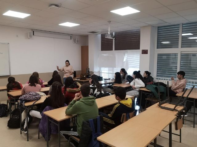 Alumnos, padres, madres y docentes del IES Francisco Ros Giner están recibiendo, esta semana, charlas sobre prevención de adicciones relacionadas con el juego y las apuestas - 2, Foto 2