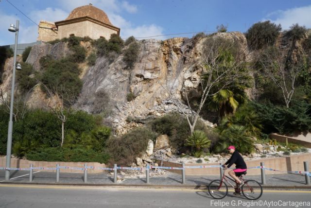 Las lluvias de los últimos días provocan nuevos desprendimientos de rocas en la calle Gisbert - 1, Foto 1