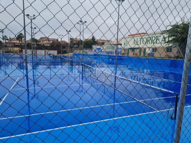 El Ayuntamiento de Molina de Segura mejora el pavimento de las pistas de tenis de Altorreal y repone el muro de la zona - 1, Foto 1