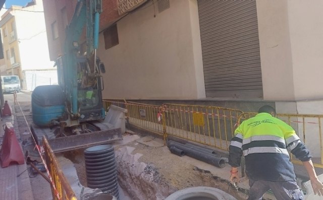 Continúan las obras de renovación de las redes de agua potable y adoquinado en la calle Emilio Mora, Foto 1
