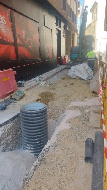 Continúan las obras de renovación de las redes de agua potable y adoquinado en la calle Emilio Mora, Foto 2