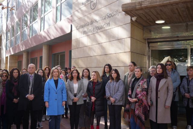 La Comunidad guarda un minuto de silencio por la última víctima relacionada con un caso de violencia género - 1, Foto 1