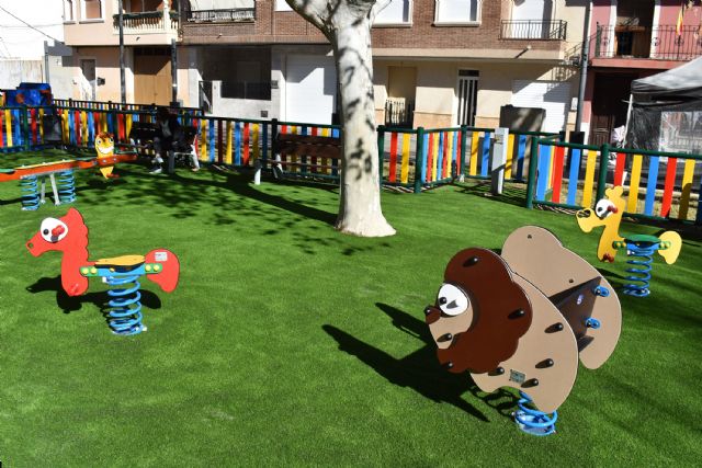 La zona de juego infantil del parque de la Constitución ya luce renovada - 1, Foto 1