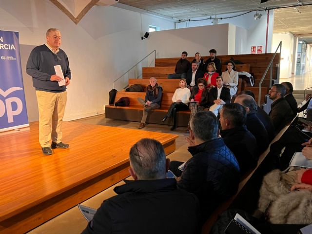 El PP presenta a comerciantes y profesionales de la Región el Contrato de Autónomos de Feijóo con menos impuestos, menos burocracia y más protección social frente a la asfixia de Sánchez - 2, Foto 2