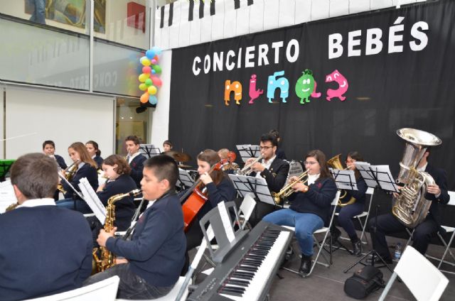 La banda escuela de música interactúa con el público infantil - 1, Foto 1