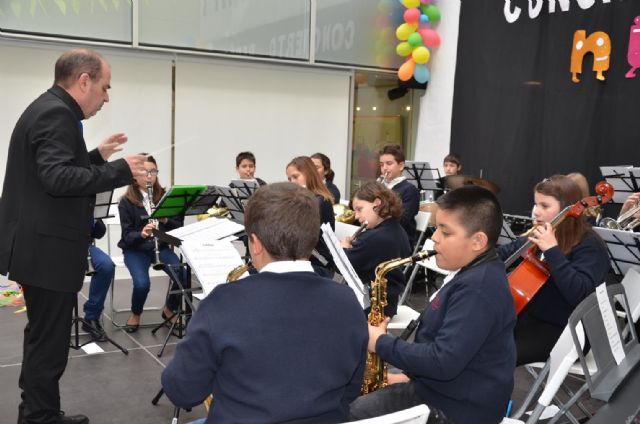 La banda escuela de música interactúa con el público infantil - 2, Foto 2