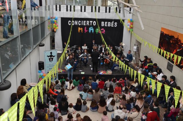 La banda escuela de música interactúa con el público infantil - 3, Foto 3
