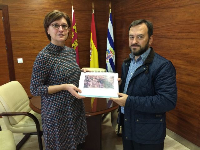 La alcaldesa recibe el cuaderno de firmas de los afectados que demandan enlace con la A-33 desde la carretera de El Carche - 1, Foto 1