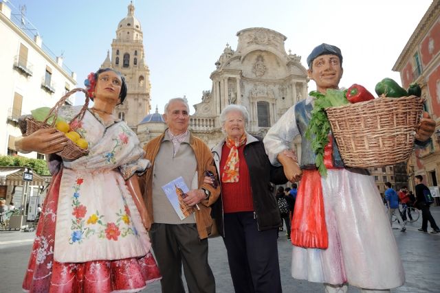 Un huertano y una huertana reciben a murcianos y turistas en la Plaza de Belluga - 1, Foto 1