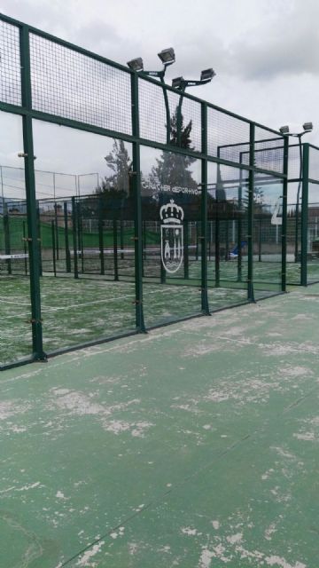 Se renueva el césped artificial de las pista de pádel de la zona deportiva de Beniel - 1, Foto 1