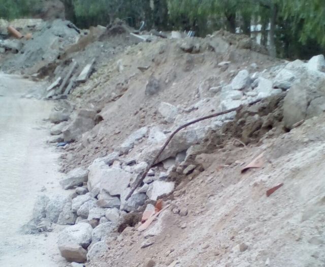 El PSOE exige a la Concejalía de Obras quevigile y ponga final vertido de escombrosdelas obras de Los Ángeles en el parque infantil - 2, Foto 2