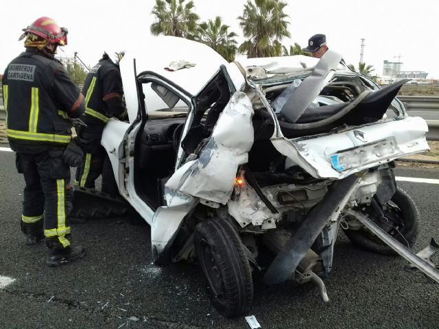 Bomberos y Policia Local intervienen en un accidente de trafico en la A30 - 1, Foto 1