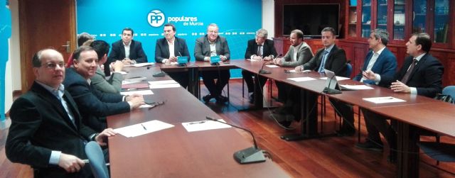 Los responsables de la elaboracion de la ponencia Region de Murcia, espacio de libertad economica mantienen una reunion con los decanos de los colegios profesionales de la region - 1, Foto 1