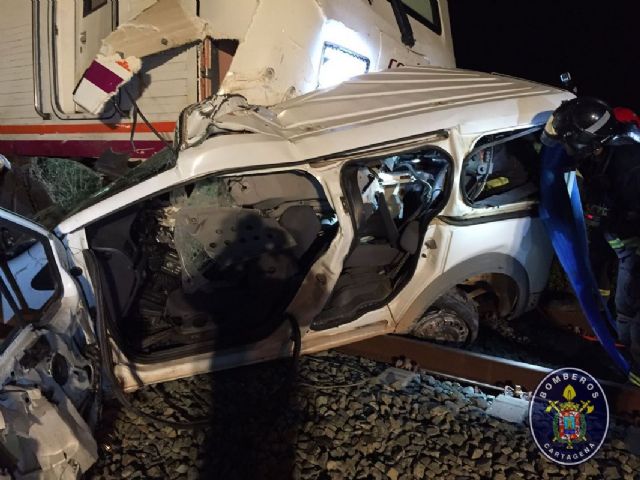 Un tren arroya a una furgoneta en Pozo Estrecho que se habia quedado parada en mitad de la via - 1, Foto 1