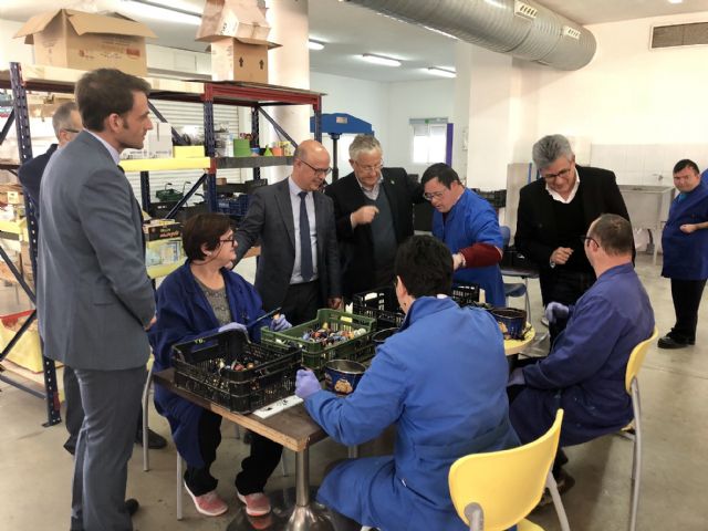 La Comunidad renueva el convenio para ofrecer 151 servicios de transporte en autobús adaptado a 4.500 personas con discapacidad - 1, Foto 1