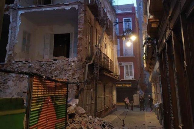El derrumbe de la medianera de un edificio obliga a cortar las calles de Aire y Cuatro Santos - 1, Foto 1