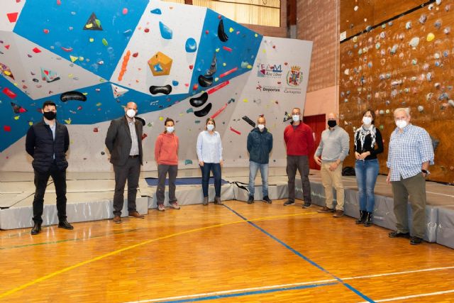 Deportes renueva las instalaciones de escalada, hockey y patinaje en la barriada Cuatro Santos - 1, Foto 1