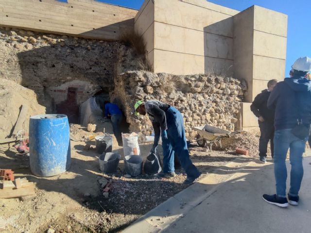 La alcaldesa visita las obras realizadas en la muralla y en el interior del Castillo de Nogalte - 1, Foto 1