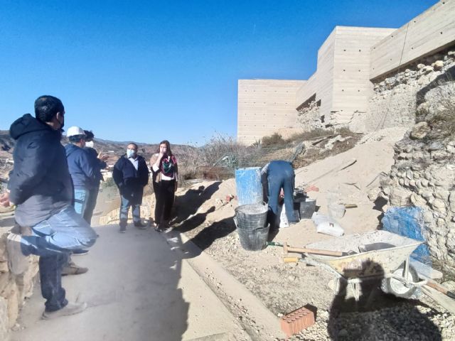 La alcaldesa visita las obras realizadas en la muralla y en el interior del Castillo de Nogalte - 2, Foto 2