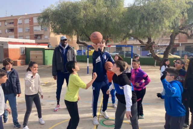 Continúa la campaña ´Encesta con nosotros´ que promueve el baloncesto en centros educativos - 1, Foto 1