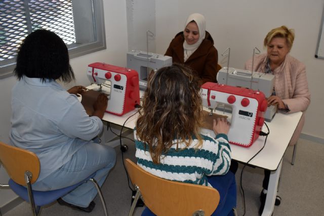 La Concejalía de Servicios Sociales inicia un curso de patronaje y costura - 2, Foto 2