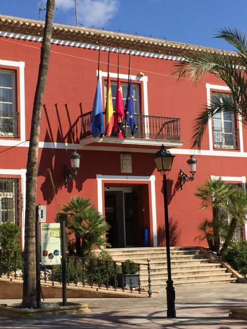 Las banderas de Alhama ondean a media asta, Foto 1