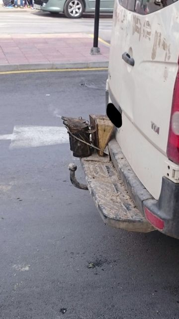 Inmovilizan una furgoneta que transportaba colmenas con abejas por el centro de Alhama, Foto 1