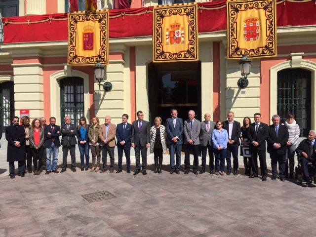 Unidad de todos los grupos del Ayuntamiento de Murcia contra los ataques terroristas en Bruselas - 1, Foto 1