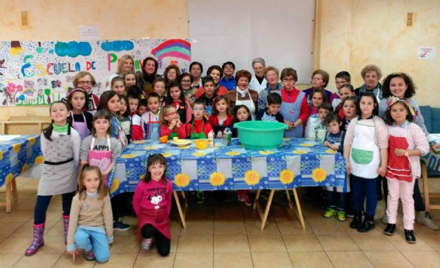 Juventud celebra el taller de recetas de Semana Santa en colaboración con el Centro de Personas Mayores - 1, Foto 1