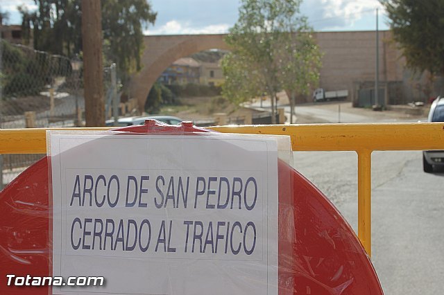 Se restringe el acceso de peatones y vehículos a las inmediaciones de la zona del Arco de San Pedro, Foto 1