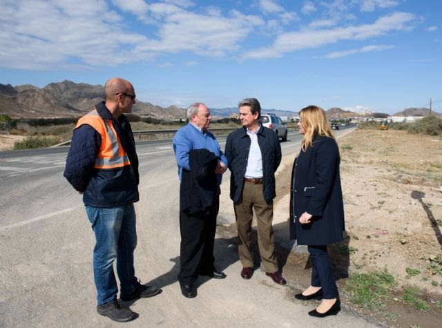 Fomento realiza actuaciones de limpieza de cunetas y mejora de drenaje en 10 kilómetros de carreteras regionales en Mazarrón - 1, Foto 1