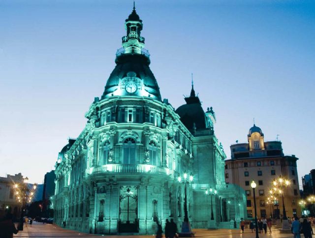 El Palacio Consistorial se ilumina de turquesa por las lipodistrofias - 1, Foto 1