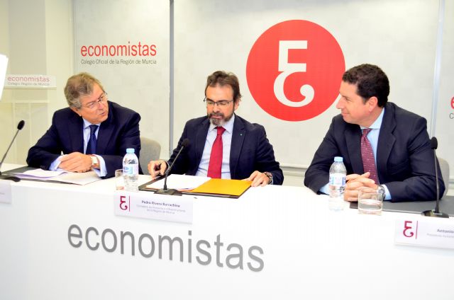 El presidente, Antonio Sevilla, y el decano, Ramón Madrid, han dado a conocer el encargo que contempla la organización de paneles de expertos, entre otras acciones. Han estado acompañados del consejero de Fomento e Infraestructuras, Pedro Rivera - 2, Foto 2