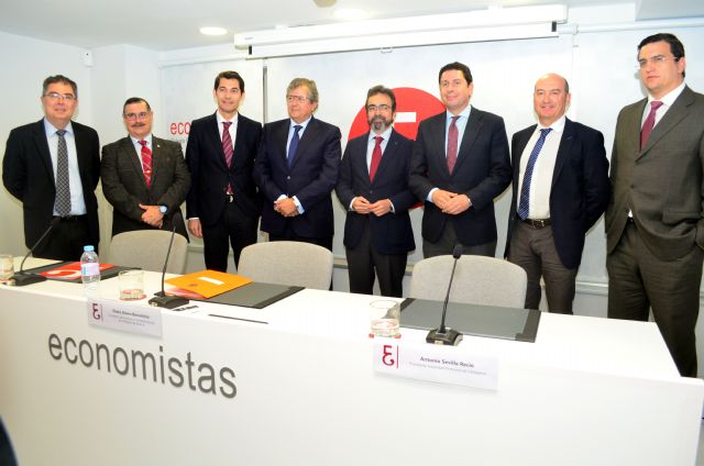 El presidente, Antonio Sevilla, y el decano, Ramón Madrid, han dado a conocer el encargo que contempla la organización de paneles de expertos, entre otras acciones. Han estado acompañados del consejero de Fomento e Infraestructuras, Pedro Rivera - 3, Foto 3