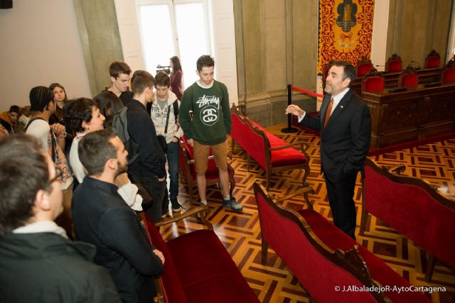 Alumnos franceses del Instituto Sainte Odile, de Lille, conocen el Palacio Consistorial de mano del alcalde - 1, Foto 1