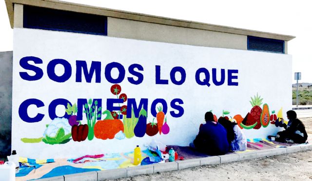 Alumnos del IES Romano García animan a los vecinos a llevar una dieta más saludable a través de un mural - 1, Foto 1