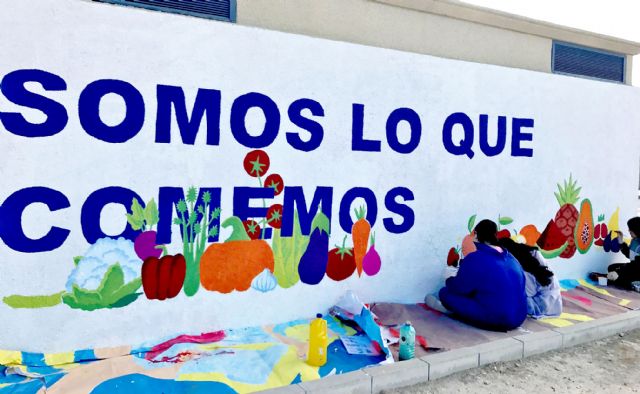 Alumnos del IES Romano García animan a los vecinos a llevar una dieta más saludable a través de un mural - 2, Foto 2