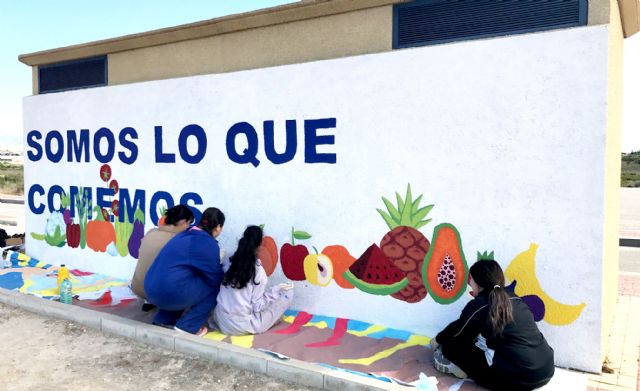 Alumnos del IES Romano García animan a los vecinos a llevar una dieta más saludable a través de un mural - 3, Foto 3