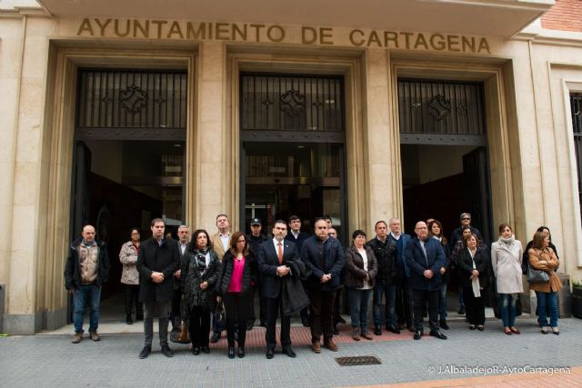 Silencio y banderas a media asta por el criminal atentado de Londres - 1, Foto 1