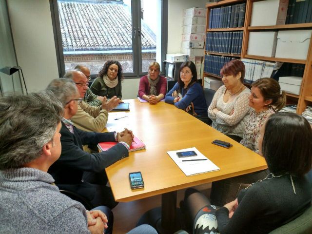 Contratacion garantiza las condiciones de los contratos de los trabajadores de limpieza de colegios y edificios municipales - 1, Foto 1