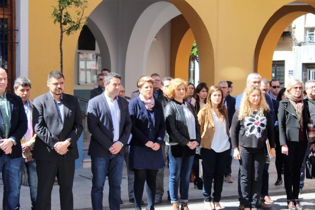 Alcantarilla, al igual que otras ciudades de España, tuvo un minuto de silencio en repulsa del atentado de ayer en la ciudad de Londres - 1, Foto 1