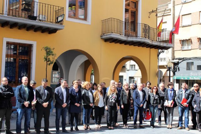 Alcantarilla, al igual que otras ciudades de España, tuvo un minuto de silencio en repulsa del atentado de ayer en la ciudad de Londres - 2, Foto 2