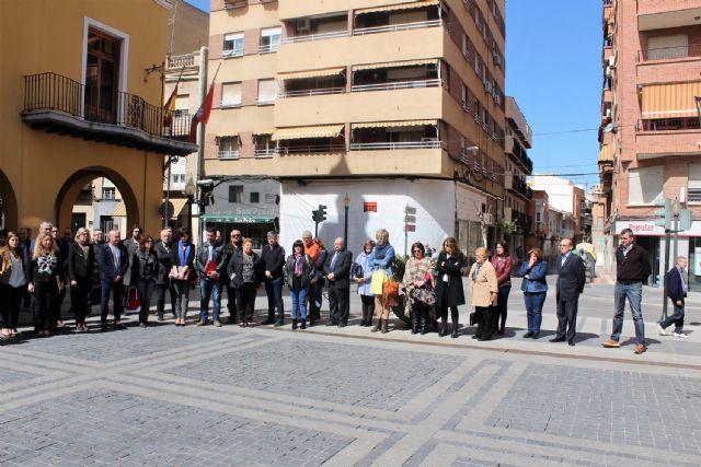 Alcantarilla, al igual que otras ciudades de España, tuvo un minuto de silencio en repulsa del atentado de ayer en la ciudad de Londres - 3, Foto 3
